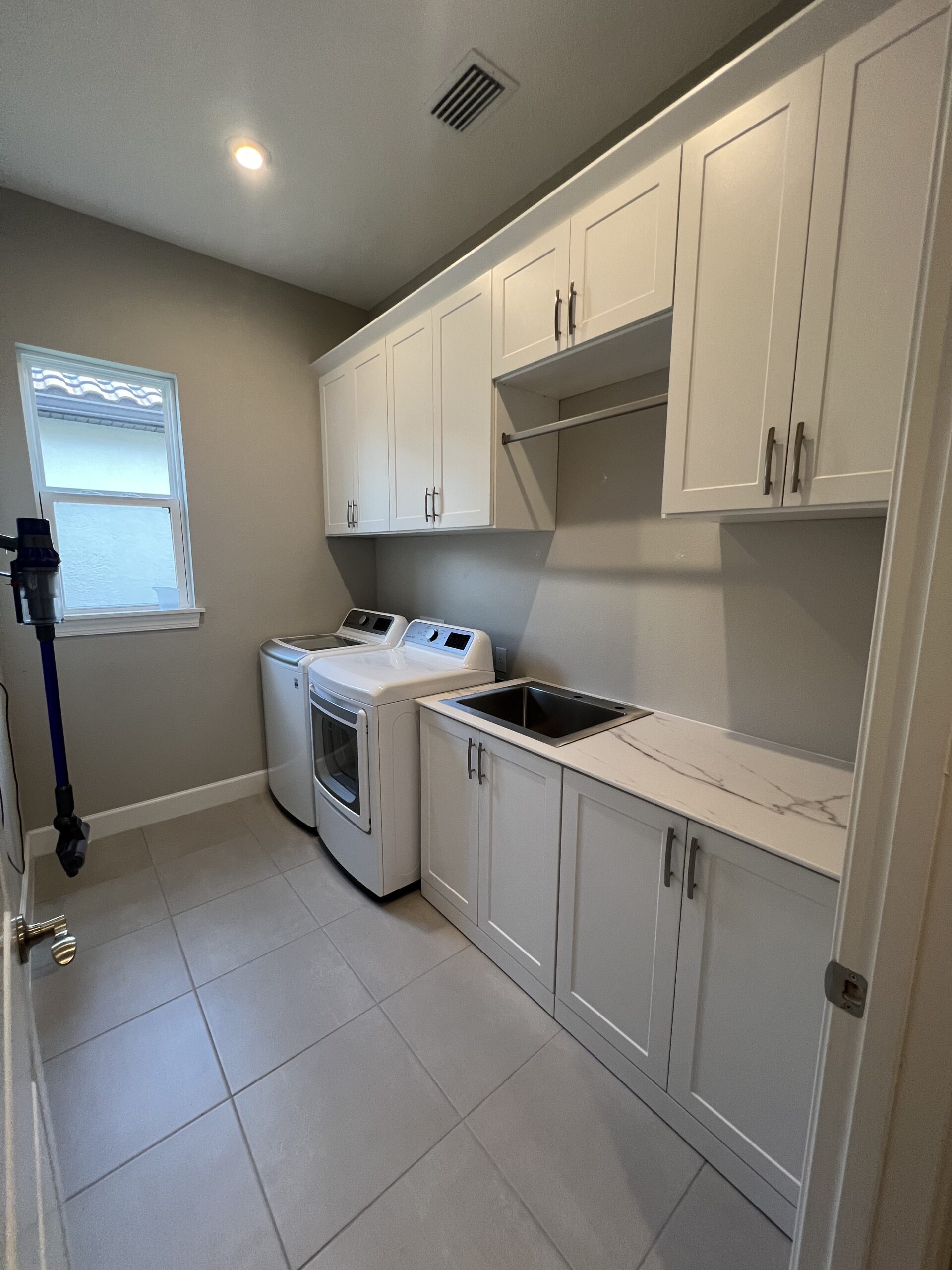 Laundry in white shaker with Thinscape