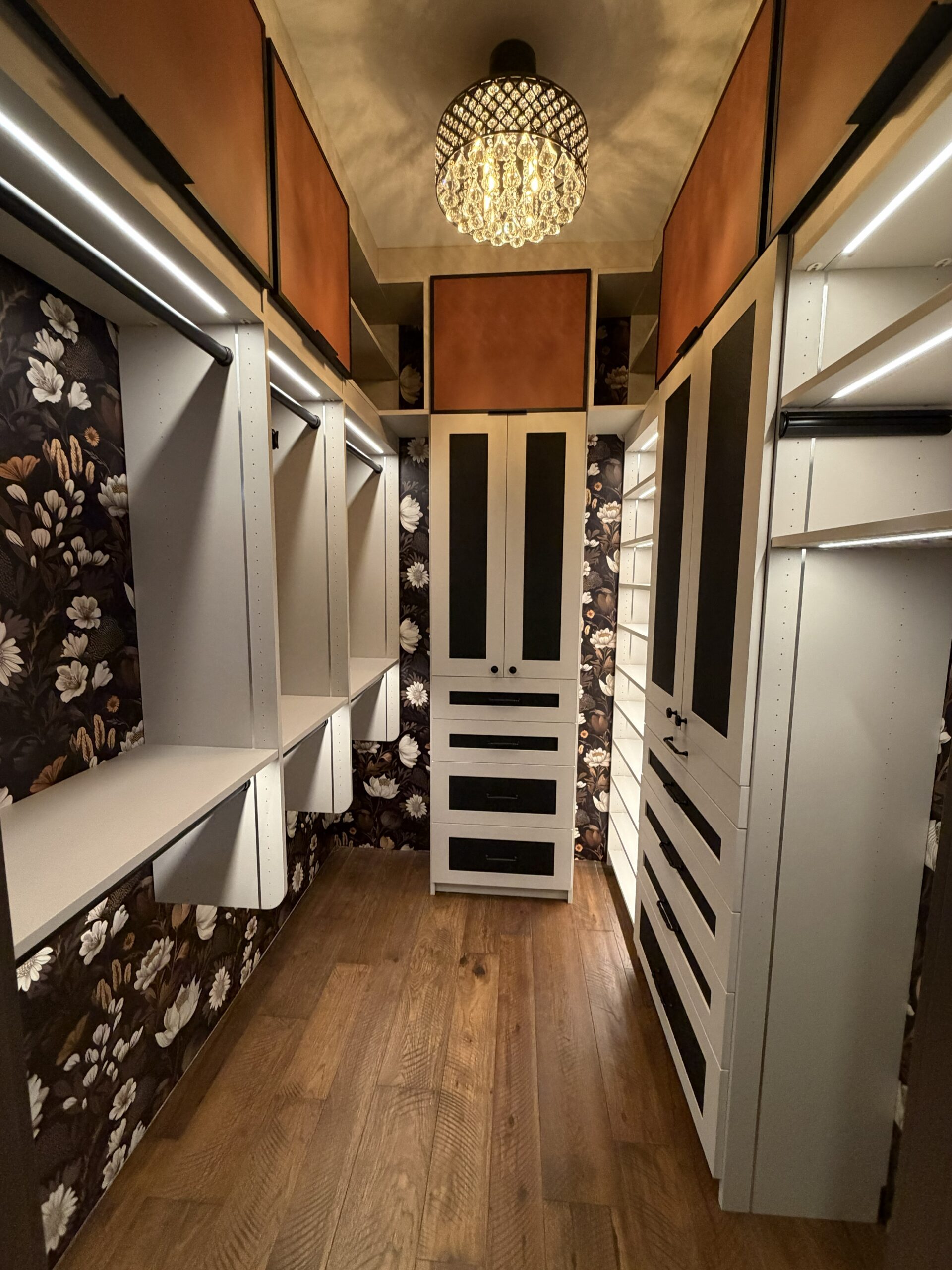 Mediterranean walk-in with LED lighting